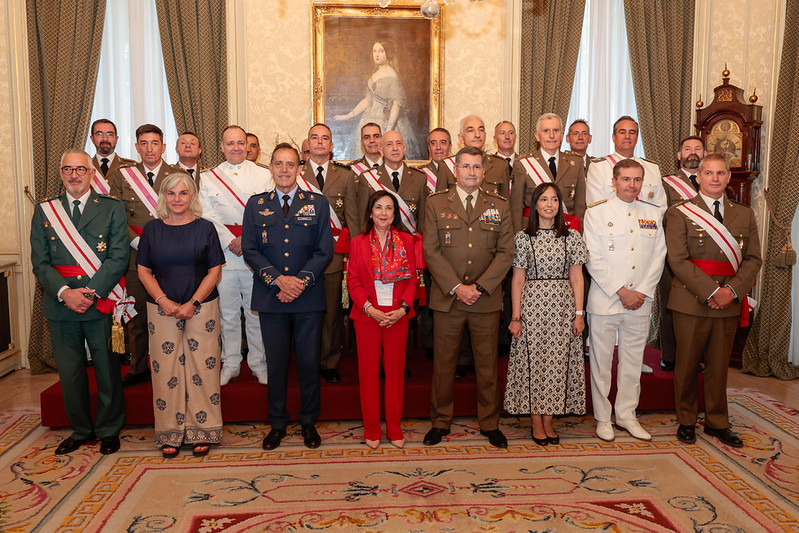 La ministra de Defensa preside la entrega de las Grandes Cruces en el Cuartel General del Ejército de Tierra