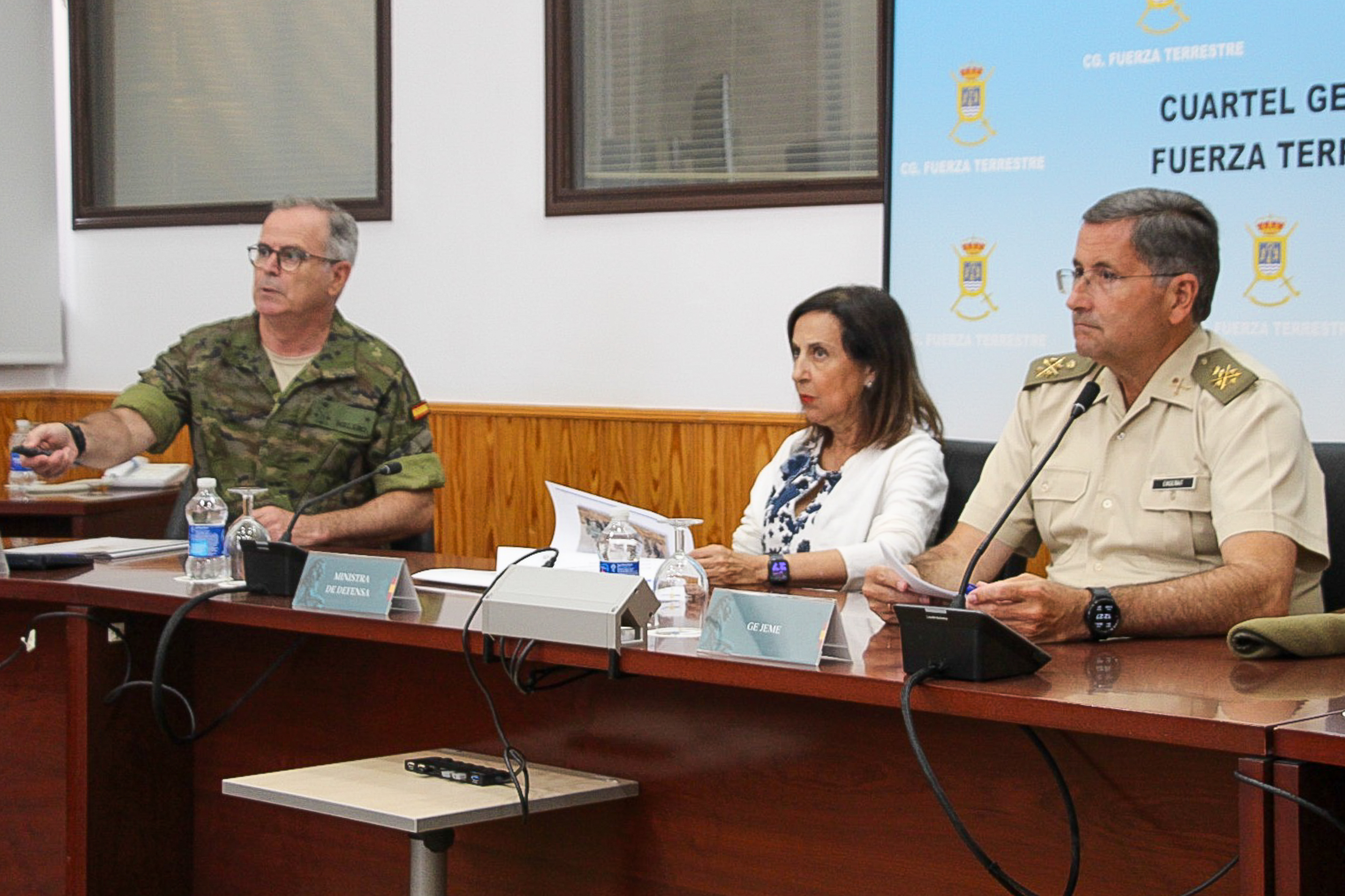 Robles visita el Cuartel General de la Fuerza Terrestre