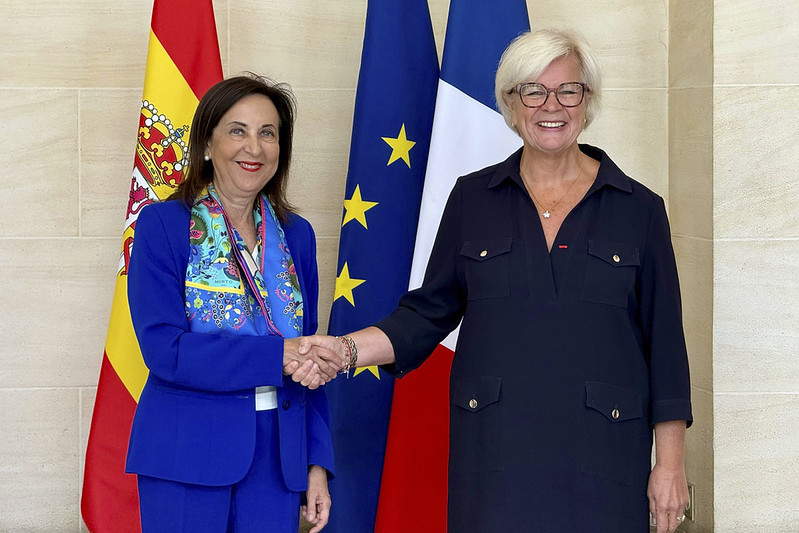 Asiste en París al almuerzo de trabajo ofrecido por la ministra de Defensa de la República Francesa, Catherine Vautrin en su residencia oficial, Palacete Brienne.