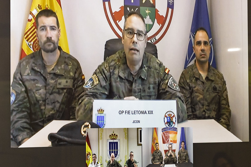 Mantiene una reunión por videoconferencia con el contingente español desplegado en Letonia, en la sede del ministerio.