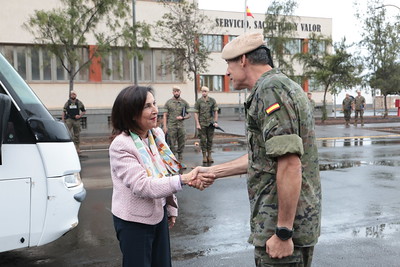 Robles visita la Brigada 'Canarias' XVI