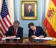 Momento de la firma del Tercer Protocolo de enmienda del Convenio