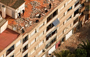 Personal de la UME evaluando la situación de una estructura