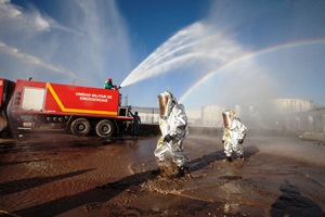 Personal de la UME reduciendo riesgos en una refinería