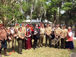 El Agregado Militar con algunos asistentes al acto