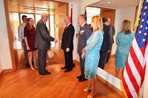 El Embajador Gil-Casares y el General Valcárcel con su esposa, recibiendo invitados