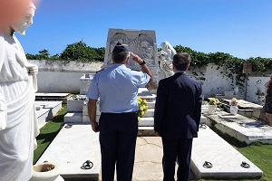 El momento del saludo a los caídos