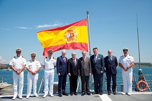 Asistentes a la recepción ofrecida por el Embajador a bordo de la fragata