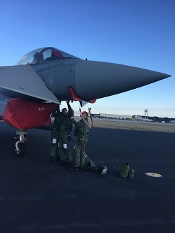 Personal del Ejército del Aire recogiendo el despliegue