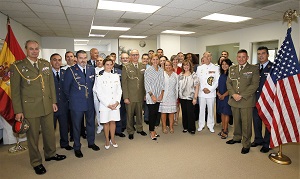 La Ministra con el personal de la Agregaduría de Defensa