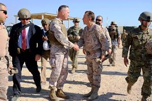 El General Dunford saluda al jede del contingente español