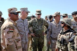 El General Dunford conversa con una oficial española