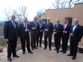 El Sr Embajador con la delegación al completo y personal de la Agregaduría Financiera y de Armamento.