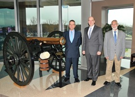 De izquierda a derecha: DIGENECO, el Sr. Beebe y el General Moya