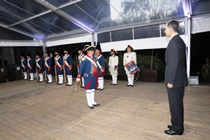 Soldiers dressed as the times of Charles III honoring His Majesty the King