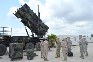 The SACEUR commision receives detailed information about the Patriot launcher