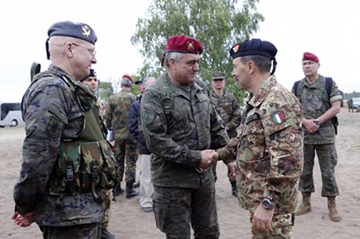 Brigada VJTF. Saludo entre los generales asistentes