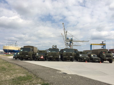 Equipos y material de la BRILAT en el puerto