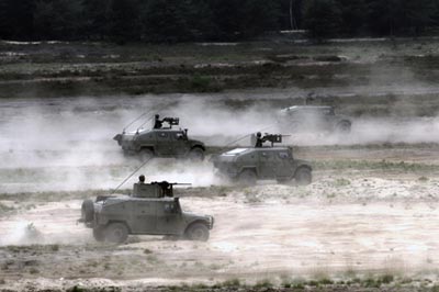 Brigada VJTF.Vehículos de la BRILAT durante un avance