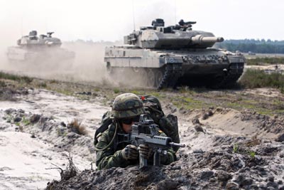 Brigada VJTF.Soldado de la BRILAT junto carros Leopard