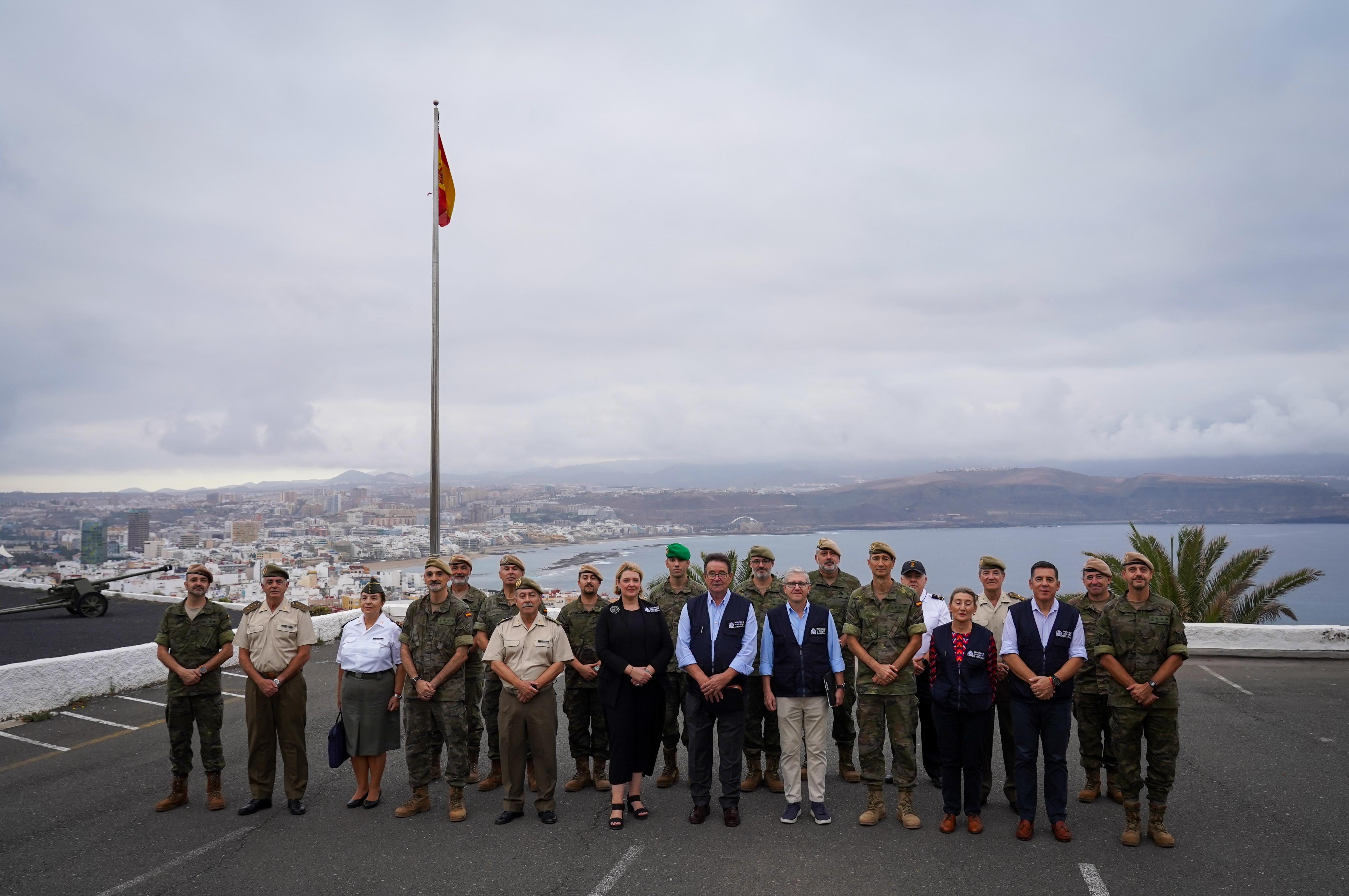 Visita a la Brigada "Canarias" XVI