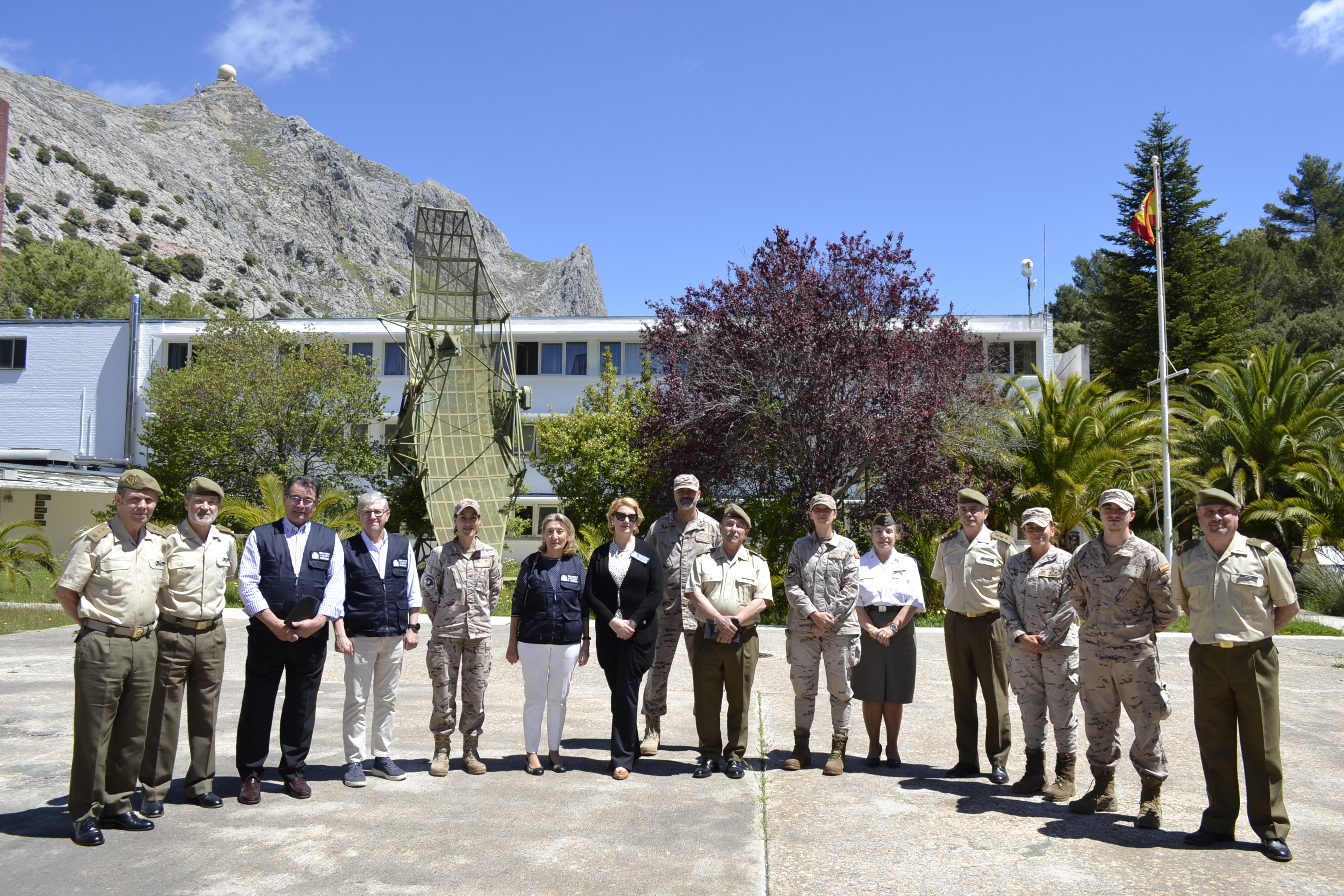 El Observatorio de la Vida Militar visita el Escuadrón de Vigilancia Aérea nº 7 en la cumbre del Puig Major (Mallorca)