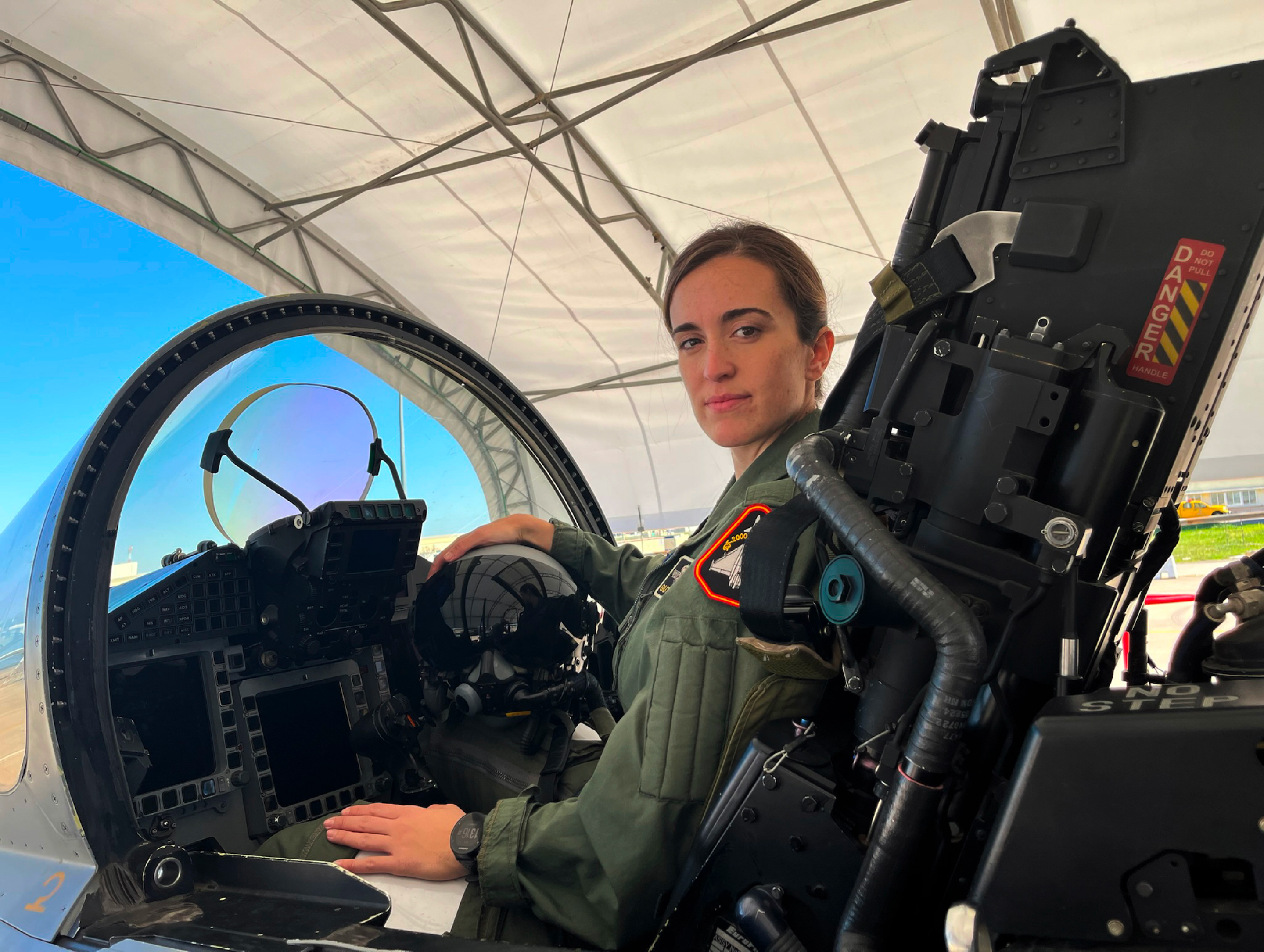 Mujer piloto dentro de un avión