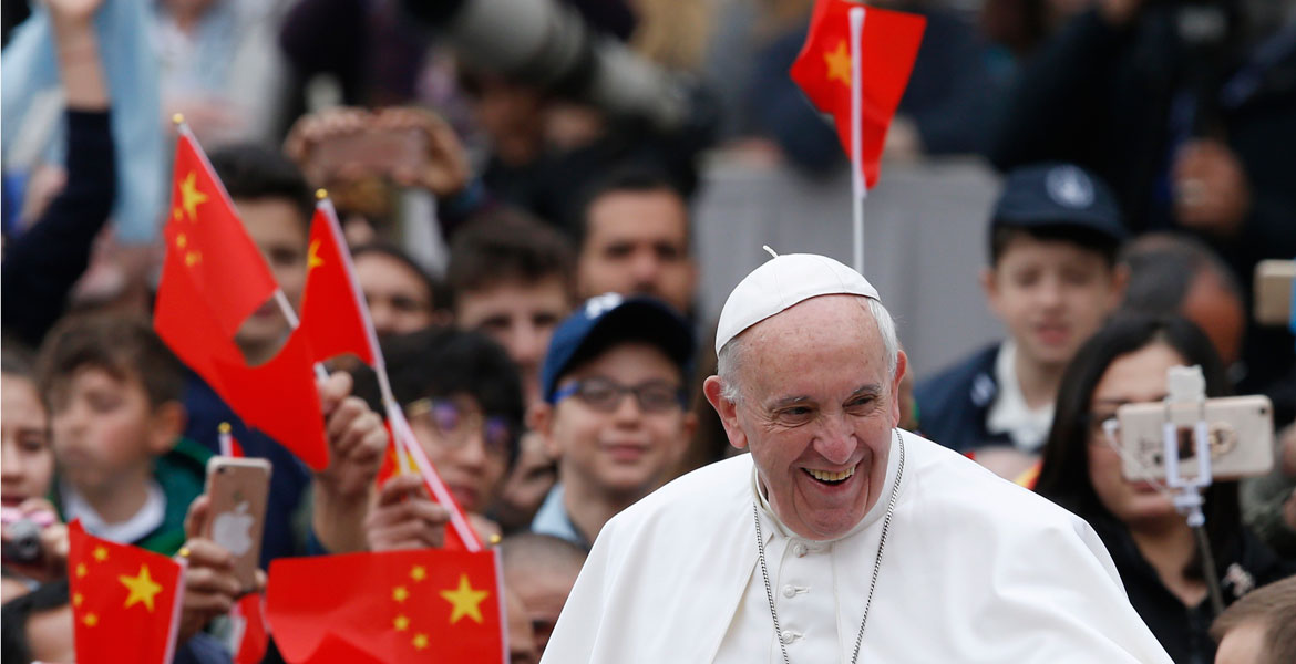 Francisco con un grupo de católicos chinos en la plaza del Vaticano