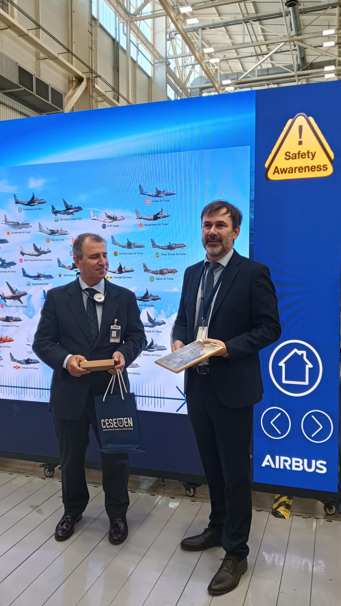 Visita del I Curso de Defensa Nacional Autonómico a Airbus y a la BA de Morón.