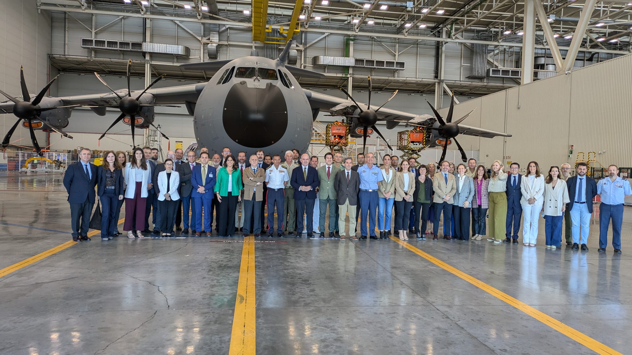 Visita del I Curso de Defensa Nacional Autonómico a Airbus y a la BA de Morón.