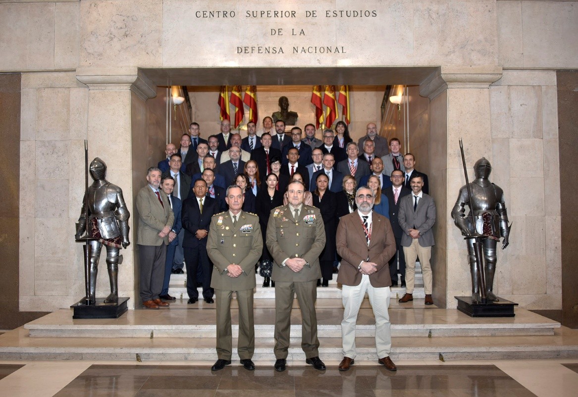 Foto de grupo en escalera Hall principal del CESEDEN