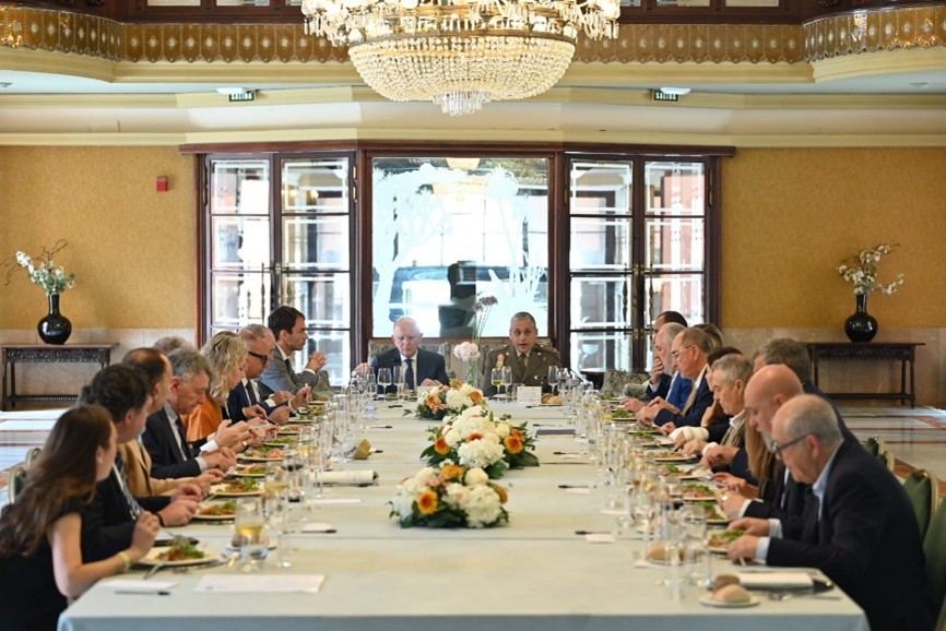Asistentes al almuerzo-coloquio organizado por APD Canarias