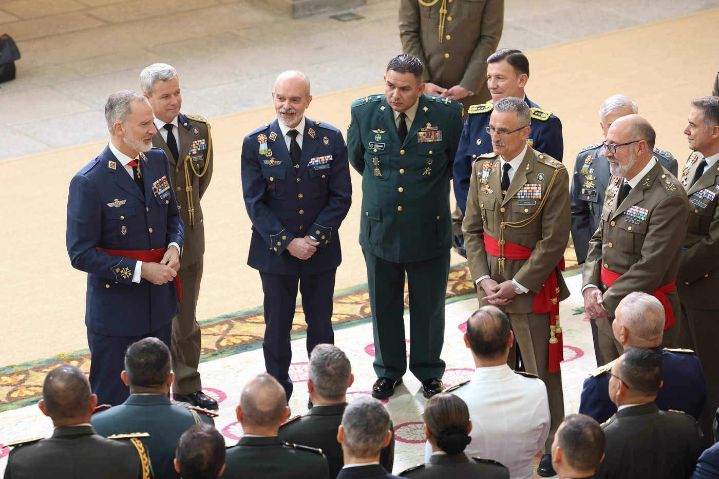 S.M. el Rey conversa con los asistentes a la audiencia militar a los alumnos del XXIV Curso de Altos Estudios Estratégicos para Oficiales Superiores Iberoamericanos