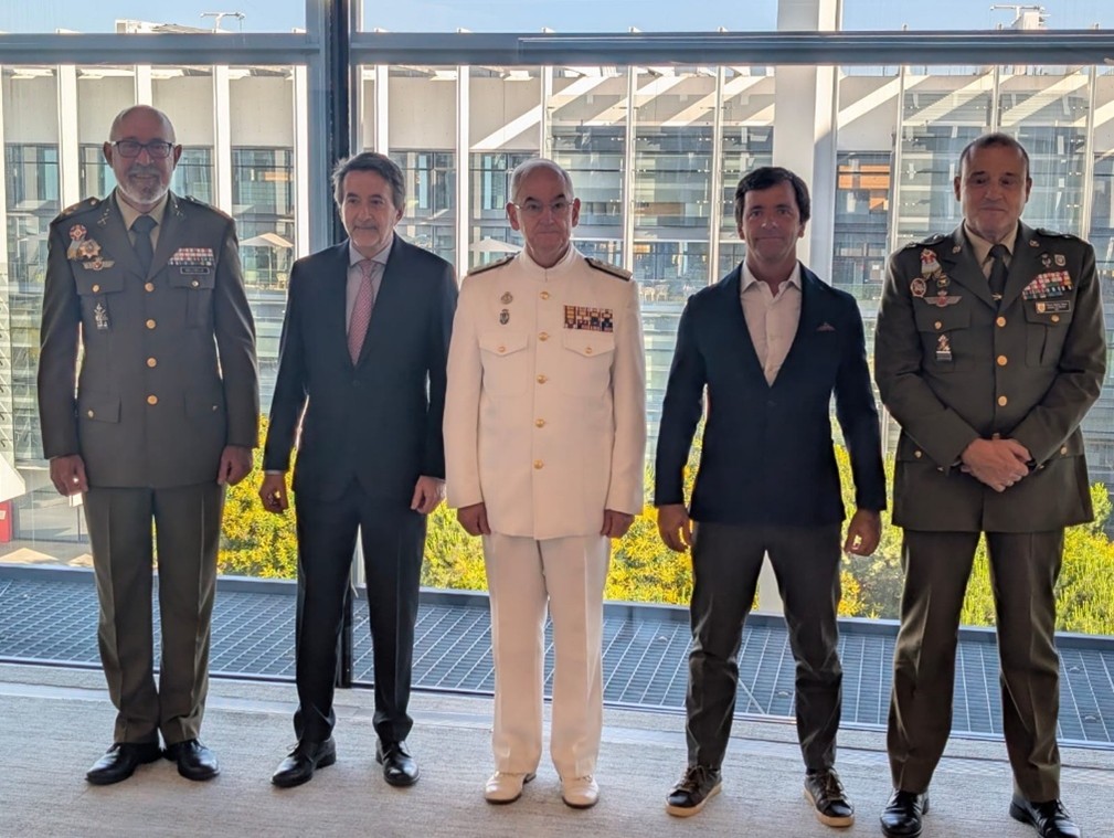 De izquierda a derecha: Miguel Ballenilla, teniente general director del CESEDEN; Josu Jon Imaz, consejero de Repsol; Teodoro López Calderón, almirante; Duarte Bello, presidente del CECME, y Víctor Bados, general de brigada director del IEEE