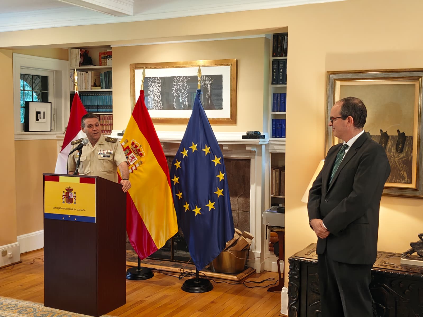 Visita a la embajada en Canadá