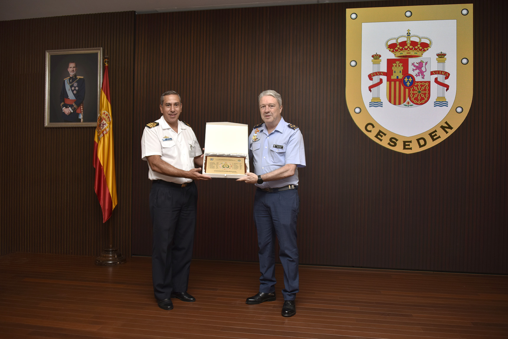 Entrega de placa conmemorativa