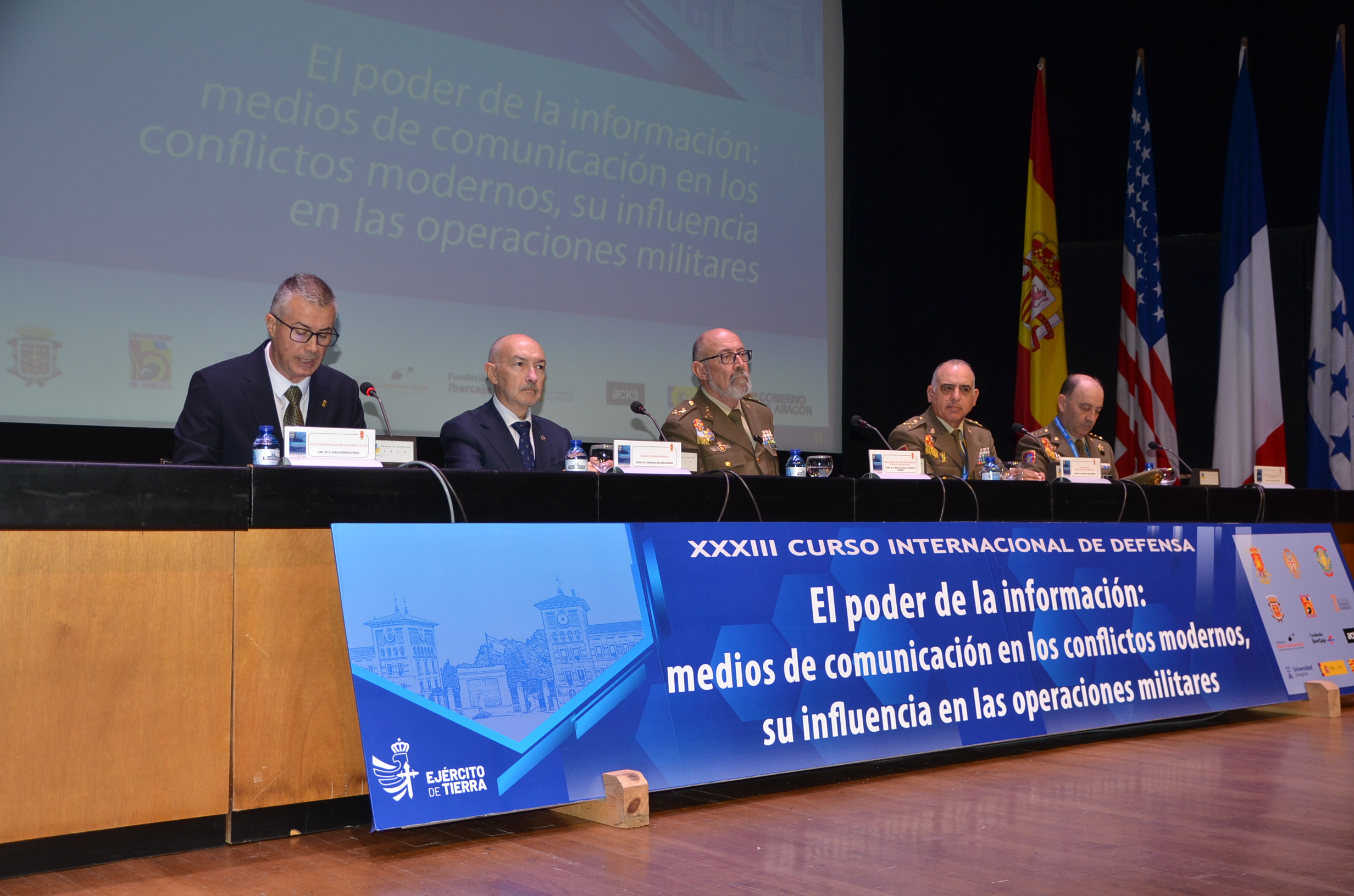 Mesa presidencial de la apertura del Curso de Defensa