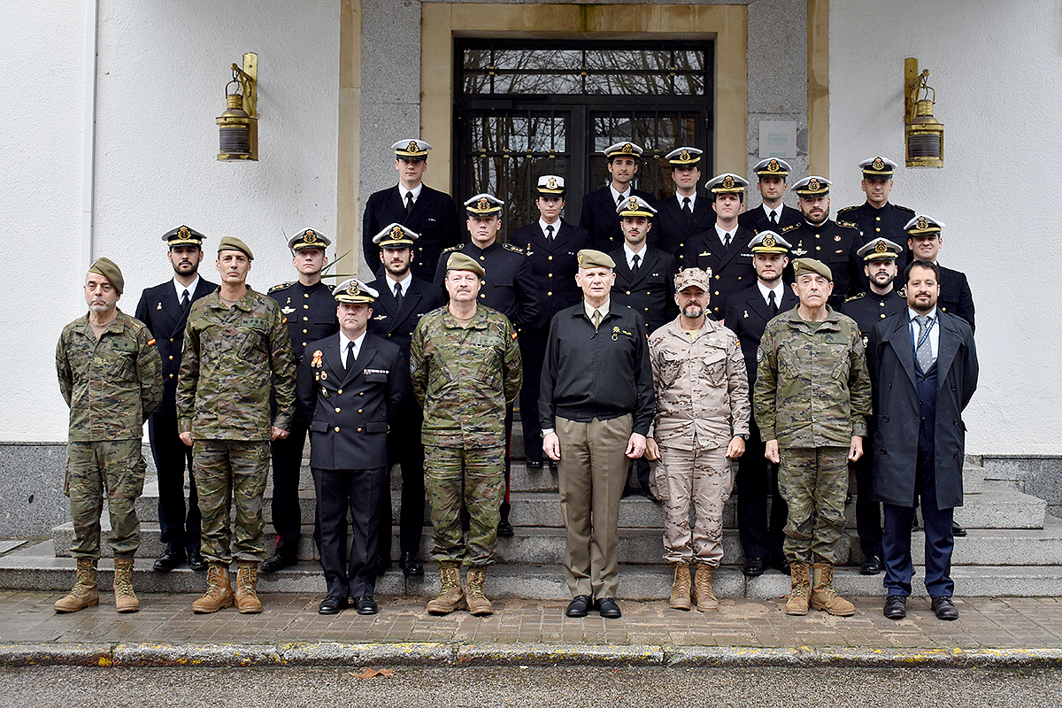 La Escuela de Especialidades de la Armada ‘Antonio de Escaño’ visita el CESTIC