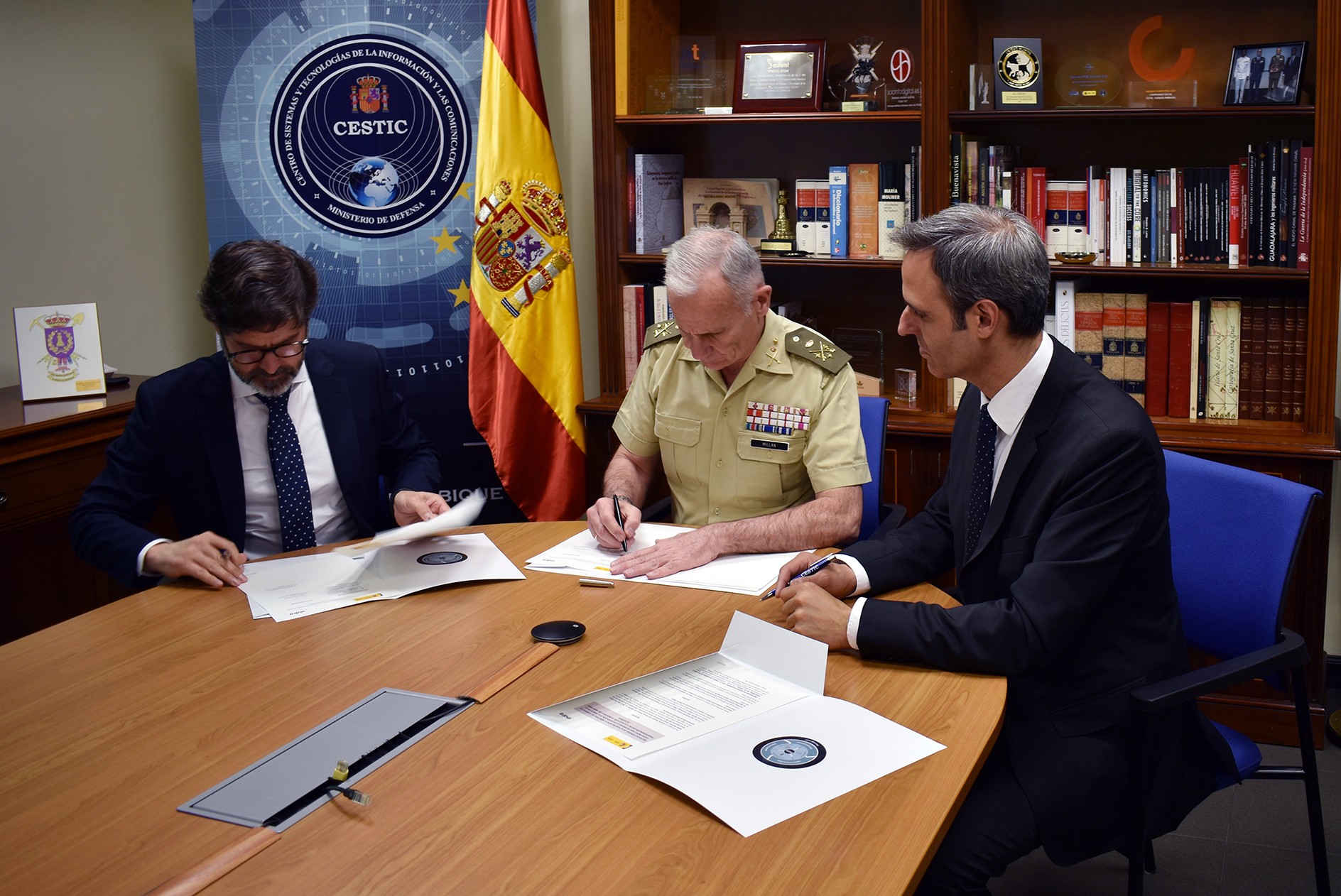 El Ministerio de Defensa e Indra Group firman un protocolo de actuación para impulsar la transformación digital del departamento