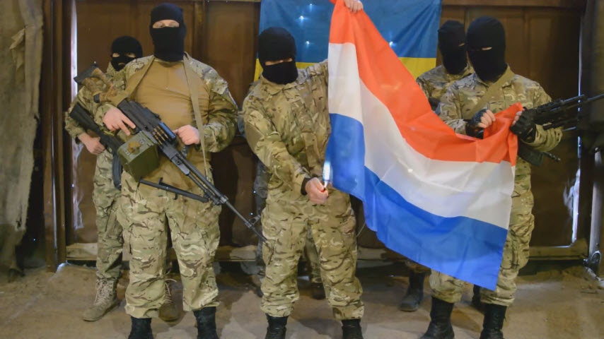Imagen fabricada de miembros del Batallón Azov quemando la bandera holandesa