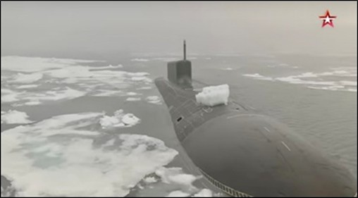 Submarino nuclear estratégico emergiendo en la banquisa ártica, 2022