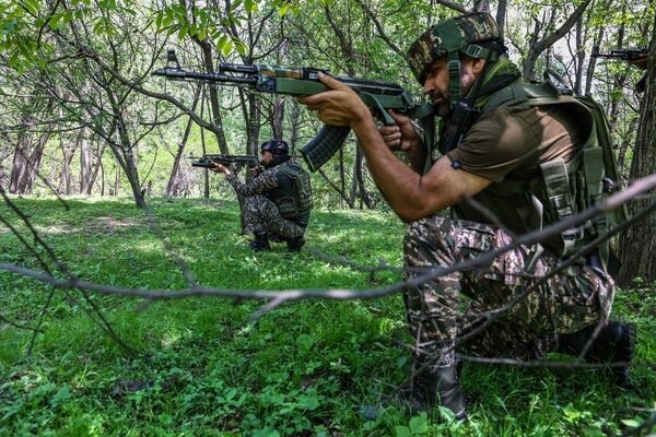 Insurgencia en Cachemira. Soldados indios en una operación de rastreo de terroristas el 26 de abril de 2025.