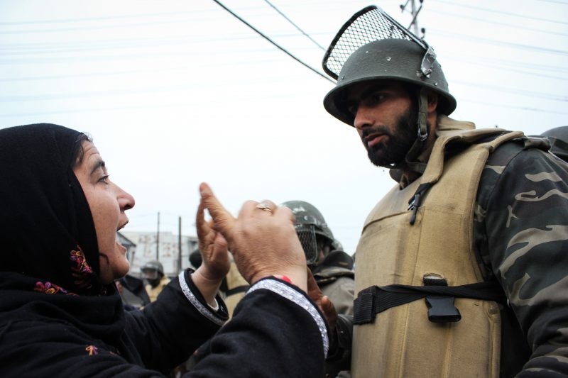 Una manifestante cachemir en las protestas en Srinagar, capital de la región administrada por la India, durante 2010
