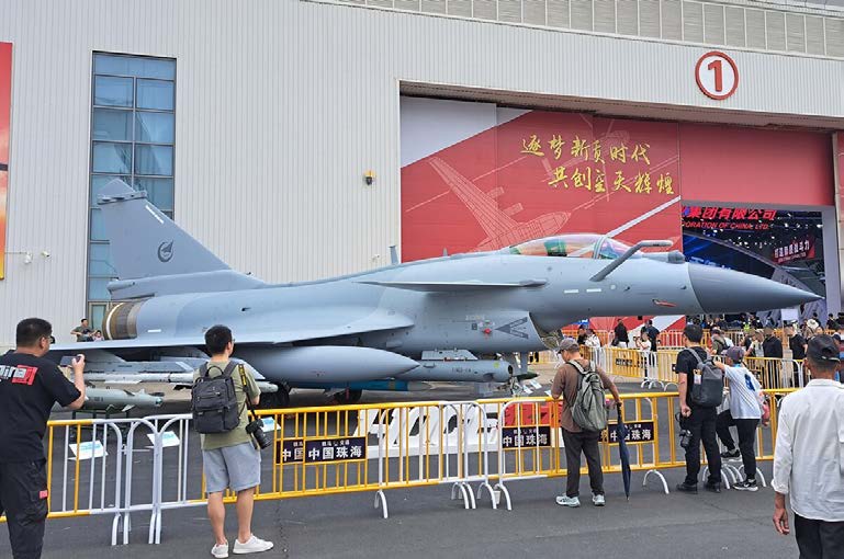 Un avión J-10CE paquistaní, de fabricación china, exhibido en la Feria Aérea de Zhuhai en 2024