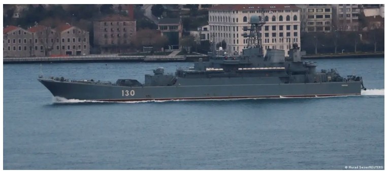 Buque de guerra ruso Korolev de la clase Ropucha atraviesa el mar del Bósforo camino al mar Negro en una imagen de abril del año 2024