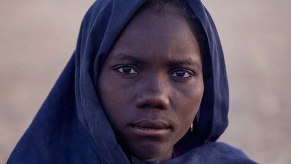 Mujer desplazada refugiada en la ciudad de Tawila, en Darfur del norte