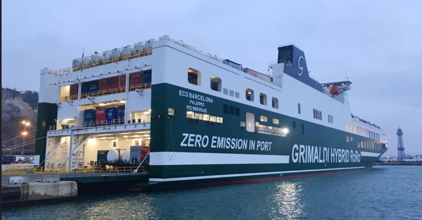 Buque atracado sin emitir ningún tipo de gases contaminantes