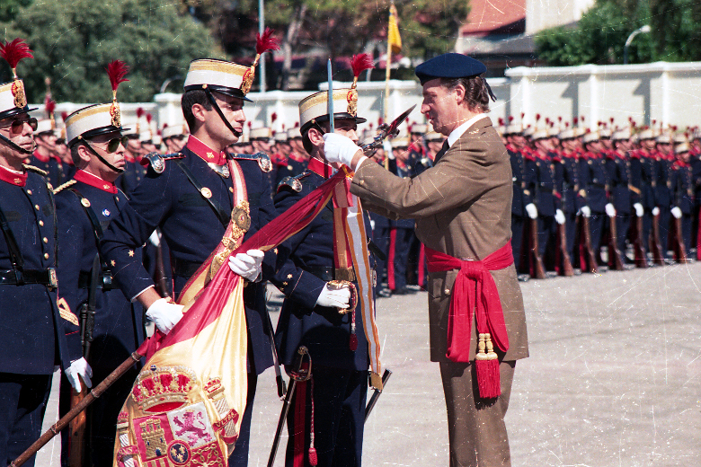 S. M. el rey Juan Carlos imponiendo la Corbata de la Orden de Isabel la Católica a la bandera de la Guardia Real 