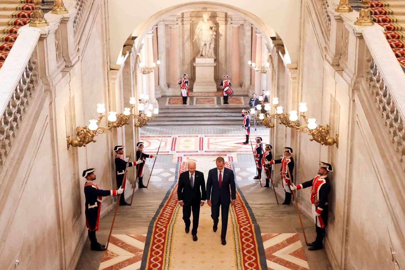 S. M. el rey Felipe con el presidente de los Estados Unidos de América, Joe Biden, en la escalera de Embajadores