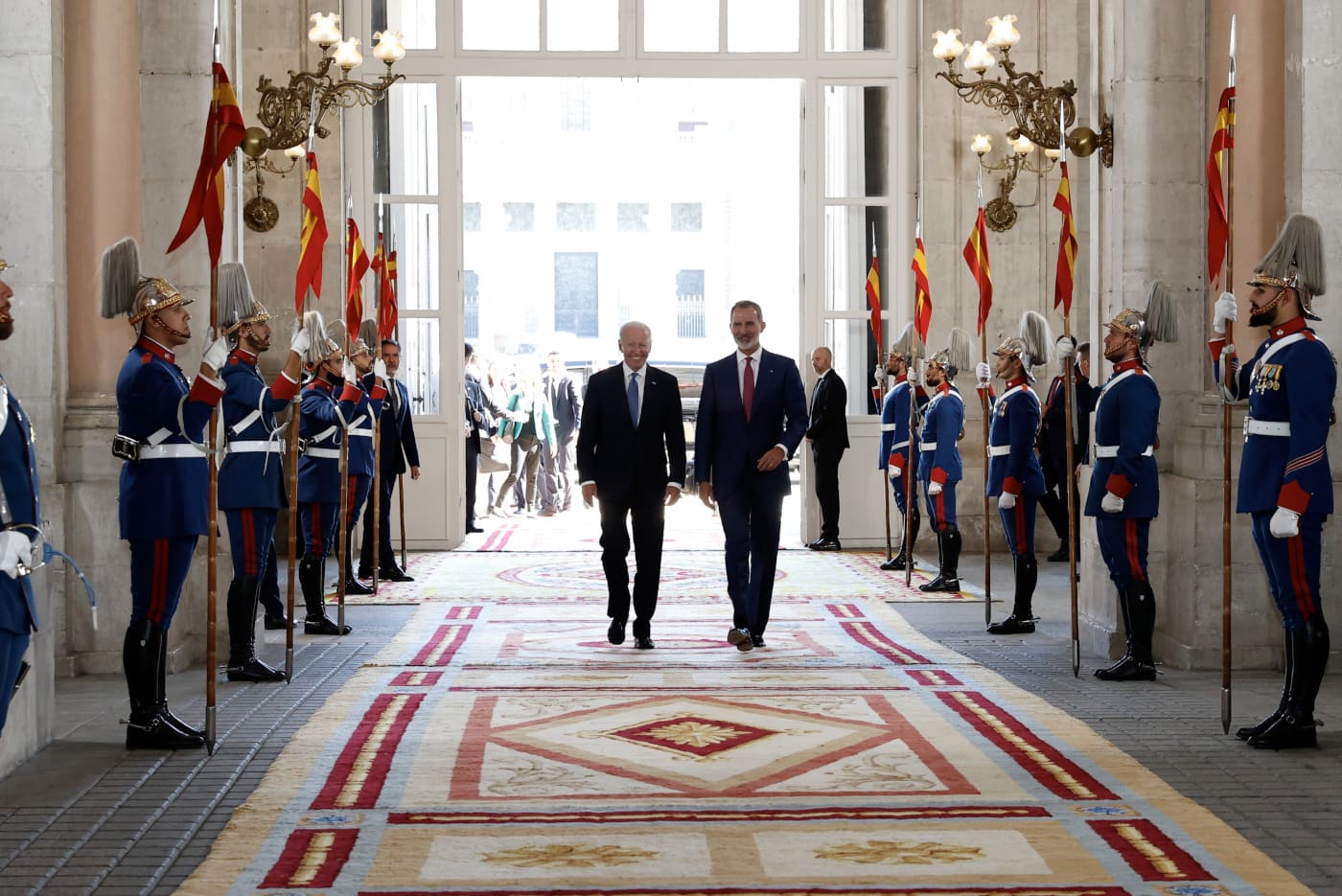 S. M. el rey Felipe con el presidente de los Estados Unidos de América, Joe Biden, en el interior del Palacio Real 